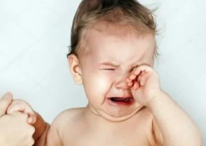 Ребенок плачет без видимой причины