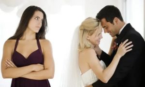 Как узнать замужем ли женщина