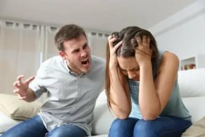 Почему мужчина кричит на женщину