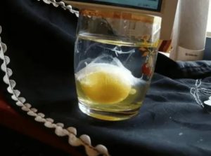 Снятие порчи яйцом и водой на ночь