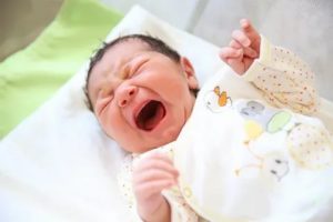 Новорожденный просыпается и сразу плачет