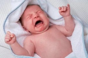 Новорожденный просыпается и сразу плачет