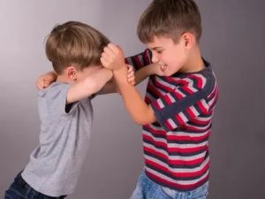 Агрессивные вспышки ребенка 4 года ребенок кусается