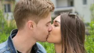 Как спровоцировать мужчину на первый поцелуй