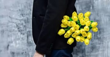 Желтые цветы к чему дарит мужчина
