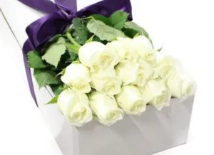 Что значат белые розы в подарок женщине