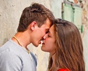 Как спровоцировать мужчину на первый поцелуй